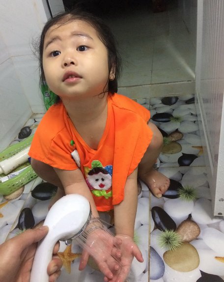 Nên rửa tay sạch và tập cho trẻ thói quen này trước khi ăn và sau khi đi vệ sinh sẽ giúp phòng một số bệnh truyền nhiễm.