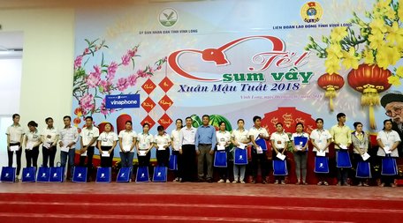Chủ tịch Công đoàn Các Khu công nghiệp- Nguyễn Thành Nhân ( người áo xanh) trao quà tết cho công nhân lao động tại “Tết Sum vầy 2018”