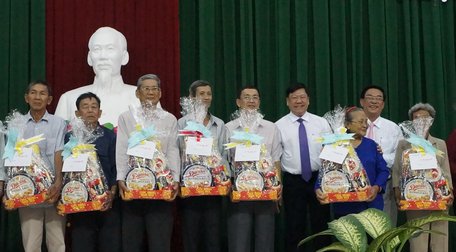 Đồng chí Trần Văn Rón- Ủy viên BCH Trung ương Đảng, Bí thư Tỉnh ủy và Phó Chủ tịch UBND tỉnh- Trần Hoàng Tựu tặng quà cho cán bộ hưu trí.
