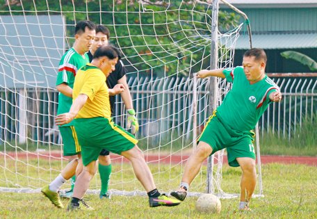 Giao lưu bóng đá giữa Trung tâm Huấn luyện- Thi đấu TDTT tỉnh Vĩnh Long (áo sậm) và Trung tâm TDTT Gò Vấp.