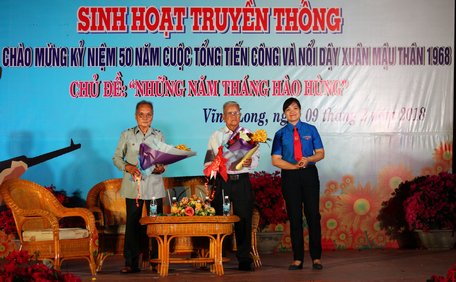 Bí thư Tỉnh Đoàn Vĩnh Long Nguyễn Huỳnh Thu tặng hoa tri ân 2 chứng nhân lịch sử trong cuộc Tổng tiến công và nổi dậy Xuân Mậu Thân 1968.