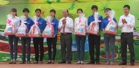  Đồng chí Trương Văn Sáu- Phó Bí thư Thường trực Tỉnh ủy, Chủ tịch HĐND tỉnh trao quà tết cho sinh viên có hoàn cảnh khó khăn