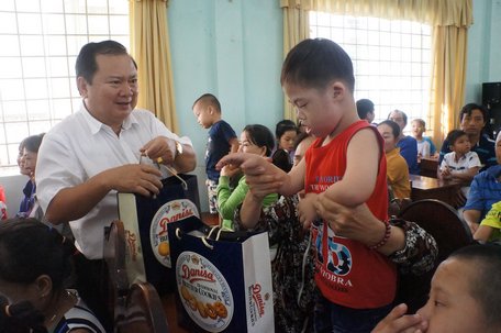 Phó Bí thư Tỉnh ủy, Chủ tịch UBND tỉnh- Nguyễn Văn Quang trao quà tết cho trẻ khuyết tật tại Trung tâm Hỗ trợ phát triển giáo dục hòa nhập tỉnh.
