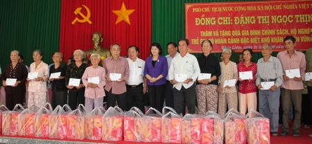 Phó Chủ tịch nước Đặng Thị Ngọc Thịnh (hàng đầu, đứng giữa) cùng lãnh đạo tỉnh Vĩnh Long trao quà tết cho gia đình chính sách huyện Vũng Liêm.