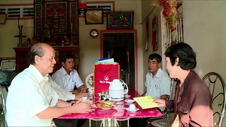 Phó Bí thư Thường trực Tỉnh ủy- Trương Văn Sáu (bìa trái) thăm, chúc tết các gia đình có công trong cuộc Tổng tiến công và nổi dậy Xuân Mậu Thân 1968 ở Vĩnh Long.