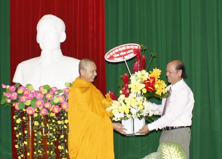 Đại diện tổ chức tôn giáo tặng hoa lãnh đạo tỉnh mừng họp mặt Tết Mậu Tuất.