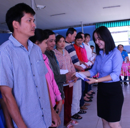 Bà Mai Thị Tầm- Phó Giám đốc BIDV Chi nhánh Vĩnh Long trao quà tết cho công nhân
