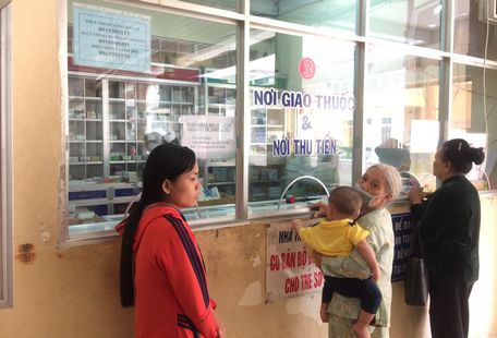 Người dân mua thuốc tại nhà thuốc trong Bệnh viện Đa khoa tỉnh Vĩnh Long.