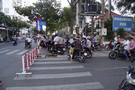 Buộc phải quay lại, người tham gia giao thông vào đường Nguyễn Thị Út qua đường Trưng Nữ Vương nhưng cũng bị ngăn nên buộc phải cho phương tiện leo lề…