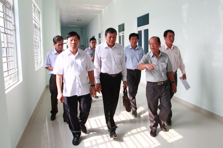 Bí thư Tỉnh ủy- Trần Văn Rón (bìa trái, hàng đầu) và các vị lãnh đạo tỉnh khảo sát khu 9 tầng Bệnh viện Đa khoa tỉnh.
