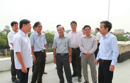 Bí thư Tỉnh ủy- Trần Văn Rón (bìa trái, hàng đầu) và các vị lãnh đạo tỉnh khảo sát Khách sạn Sài Gòn- Vĩnh Long.