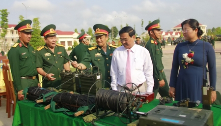 Tỉnh ủy viên, Phó Chủ tịch UBND tỉnh- Trần Hoàng Tựu (hàng đầu- thứ hai từ phải sang) cùng các đại biểu tham quan các mô hình, học cụ phục vụ huấn luyện của lực lượng vũ trang tỉnh.