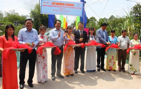 Phó Chủ tịch UBND tỉnh- Lữ Quang Ngời (thứ tư từ trái qua) cùng cắt băng khánh thành cầu Hữu nghị Hàn- Việt số 1.