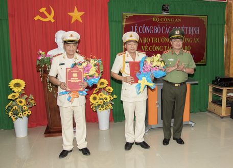 Thượng tướng Nguyễn Văn Thành- Ủy viên BCH Trung ương Đảng, Thứ trưởng Bộ Công an trao quyết định và tặng hoa 2 đồng chí. 