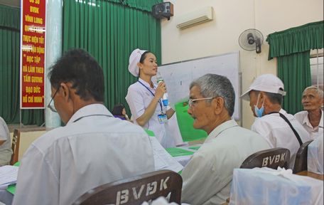 Khám tầm soát sớm các bệnh để phát hiện và ngừa nguy cơ tiến triển ung thư. Trong ảnh: Bệnh nhân chờ khám tầm soát bệnh hen- COPD tại Bệnh viện Đa khoa tỉnh Vĩnh Long.