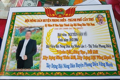 Một ảnh chụp được dán lên bảng kỷ niệm với giá 350.000đ tại huyện Phong Điền (TP Cần Thơ).
