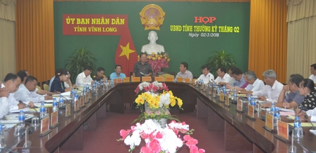 Chủ tịch UBND tỉnh- Nguyễn Văn Quang (đứng) chủ trì phiên họp thường kỳ vào sáng 2/3.