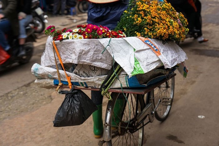 Chào buổi sáng Việt Nam!: Trong chuyến hành trình khám phá Việt Nam, nhiếp ảnh gia Chris Schalkx đã ghi lại nhiều khoảnh khắc trong cuộc sống đời thường ở Hà Nội, Hồ Chí Minh và một số tỉnh miền Tây.