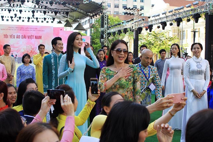 Hoa hậu Mỹ Linh cùng hàng ngàn người tham gia màn đồng diễn.