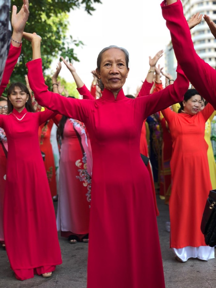 Hàng ngàn tà áo dài rực rỡ tung bay trên nền bài hát “Tôi yêu áo dài Việt Nam” đi từ sân khấu chính đến tượng đài Chủ tịch Hồ Chí Minh đã mang đến cho người dân thành phố nhiều cảm xúc.