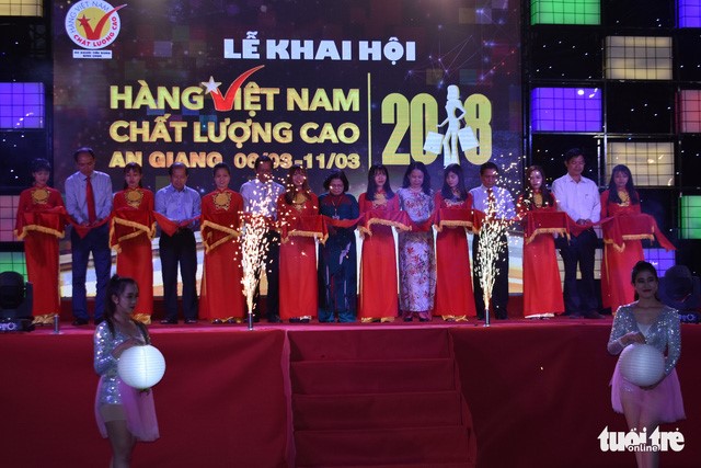 Các đại biểu cắt băng khai mạc Hội chợ Hàng Việt Nam chất lượng cao năm 2018 tại An Giang - Ảnh: BỬU ĐẤU
