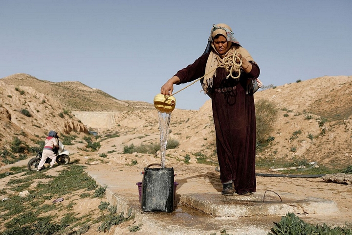 Nguồn nước được sử dụng cho các gia đình ở đây chủ yếu lấy nước ngầm - Ảnh: REUTERS
