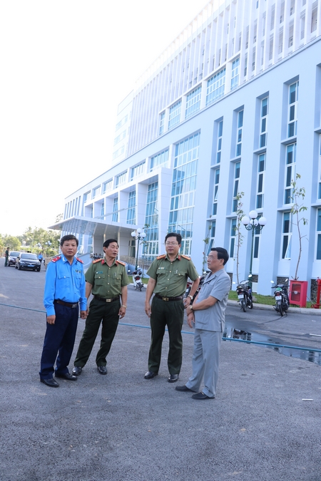 Phó Chủ tịch UBND tỉnh Trần Hoàng Tựu khảo sát tại điểm tổ chức lễ khánh thành Khu 9 tầng BVĐK tỉnh.