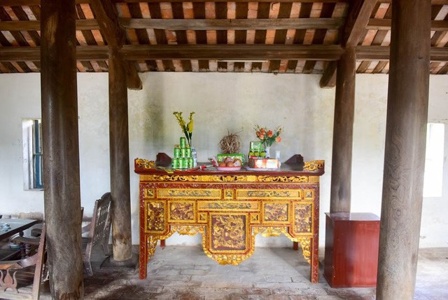 Theo đó, căn nhà có 3 gian được xây dựng theo lối nhà truyền thống Bắc Bộ Việt Nam và được làm toàn bằng gỗ lim rắn chắc, bề thế. Trong đó, có 16 cây cột gỗ lim, mỗi chân cột đều được kê đá tảng xanh bề thế.