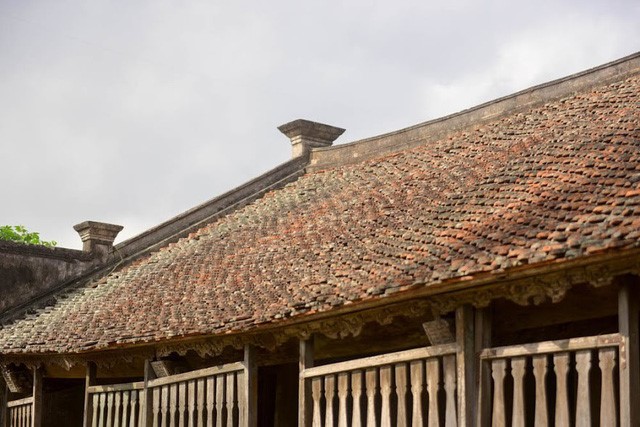 Mái nhà lợp duy nhất một loại ngói ta theo kiểu bít đốc, hai đầu bờ nóc có đấu vuông giật cấp theo đúng nhà truyền thống Bắc Bộ xưa.