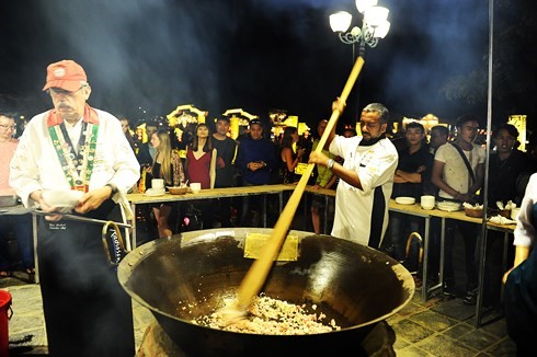 Các đầu bếp trổ tài nấu món ăn truyền thống của nước mình.