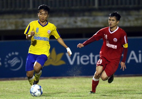 Trần Công Minh (áo vàng), tiền vệ được đánh giá xuất sắc nhất giải đấu