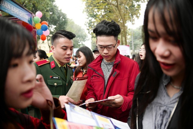 Học sinh tìm hiểu thông tin tuyển sinh khối ngành quân sự tại Ngày hội tư vấn tuyển sinh hướng nghiệp năm 2018 tại Hà Nội do báo Tuổi Trẻ phối hợp các đơn vị tổ chức hôm 11-3 - Ảnh: NGUYỄN KHÁNH