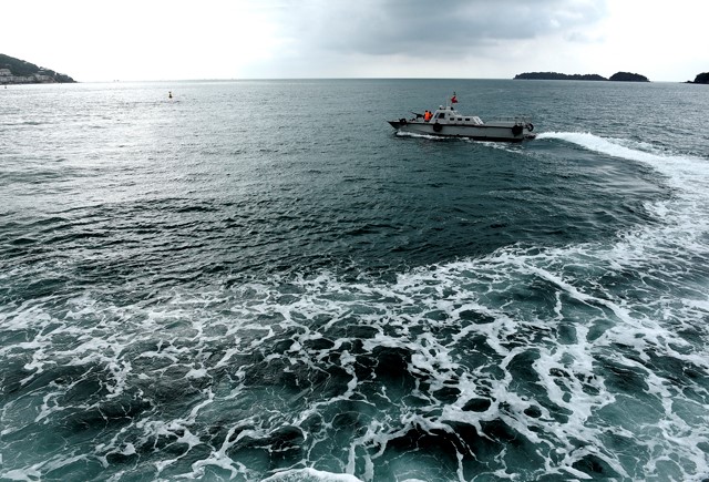 Thường xuyên phối hợp tuần tra chung trên vùng biển giáp ranh với các nước láng giềng, đồng thời thực hiện công tác tìm kiếm cứu nạn trên biển nhằm giảm nhẹ thiên tai