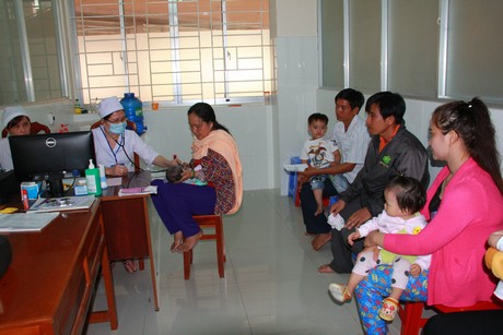 Gần 80% phụ huynh đến Trung tâm Y tế TP Vĩnh Long khám bệnh cho con quên đem theo chứng minh nhân dân.