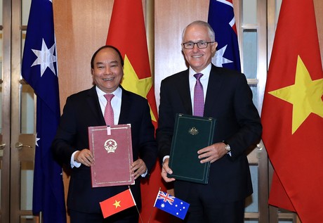 Thủ tướng Nguyễn Xuân Phúc và Thủ tướng Malcolm Turnbull ký Tuyên bố chung về thiết lập quan hệ Đối tác chiến lược giữa Chính phủ Việt Nam và Australia. Ảnh: VGP/Quang Hiếu