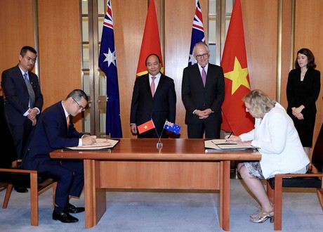  Thủ tướng Nguyễn Xuân Phúc và Thủ tướng Malcolm Turnbull chứng kiến lễ ký kết hợp tác giữa các cơ quan của hai nước. Ảnh: VGP/Quang Hiếu
