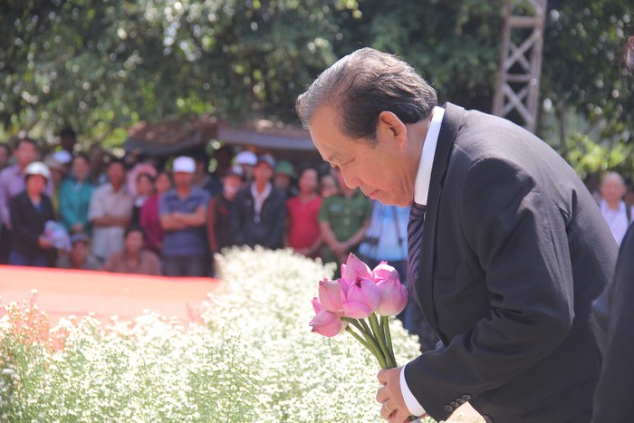 Phó thủ tướng Trương Hòa Bình, dâng hoa tưởng niệm những thường dân vô tội bị thảm sát - Ảnh: TRẦN MAI