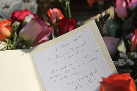 Lời chia sẻ của cựu binh Kenlly khi trao 504 đóa hoa hồng - Ảnh: TRẦN MAI