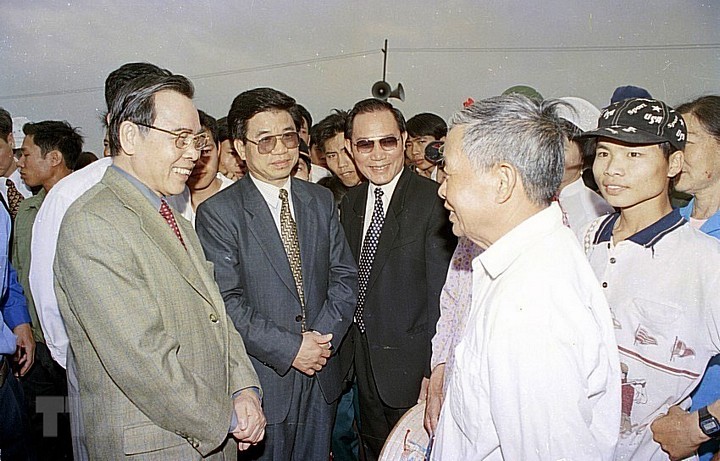 Thủ tướng Phan Văn Khải về thăm đền Sinh và gặp gỡ nhân dân xã An Sinh, huyện Đông Triều, Quảng Ninh, ngày 9/4/2000. (Ảnh: Thế Thuần/TTXVN)