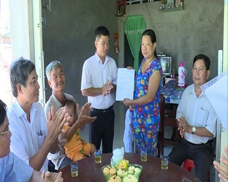 Vợ của ông Nguyễn Văn Pho nhận quyết định bàn giao nhà nhân ái.