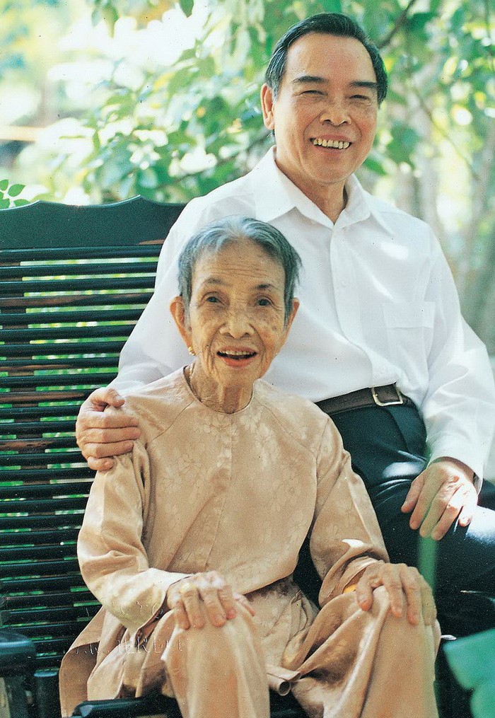 Cố Thủ tướng Phan Văn Khải và mẹ (ảnh chụp năm 1998) - Ảnh: TRẦN TIẾN DŨNG