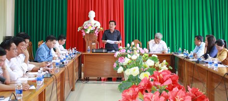 Phó Chủ tịch UBND tỉnh- Trần Hoàng Tựu đánh giá cao công tác chuẩn bị buổi lễ của TX Bình Minh.  