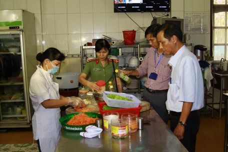 Tổ kiểm tra, giám sát nhà bếp ăn tại Nhà hàng Hương Sen, nơi sẽ phục vụ cho khoảng 1.200 đại biểu.