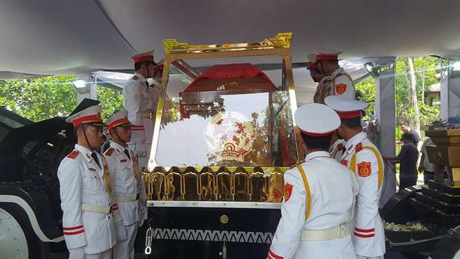 Linh cữu của cố Thủ tướng Phan Văn Khải đã về đến nhà riêng của ông ở Củ Chi - Ảnh: VIỄN SỰ