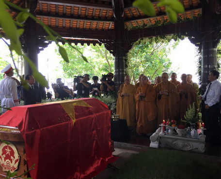 Linh cữu cố Thủ tướng Phan Văn Khải phủ quốc kỳ được đặt tại huyệt mộ trong khuôn viên tư gia của ông tại ấp Chánh, xã Tân Thông Hội, huyện Củ Chi, TP.HCM - Ảnh: TỰ TRUNG