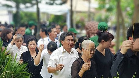 Người dân xếp hàng vào viếng cố Thủ tướng Phan Văn Khải ở tư gia của ông - Ảnh: NGỌC KHẢI