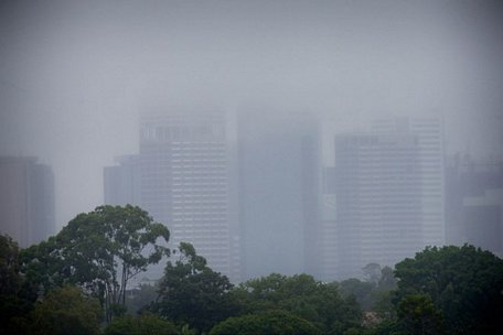 Sương mù bao phủ thành phố Brisbane của Australia. (Ảnh: AFP/TTXVN)
