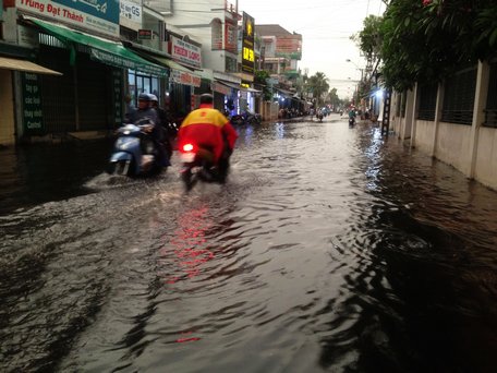 Một đoạn đường Nguyễn Thị Minh Khai nước ngập tràn lên cả vỉa hè