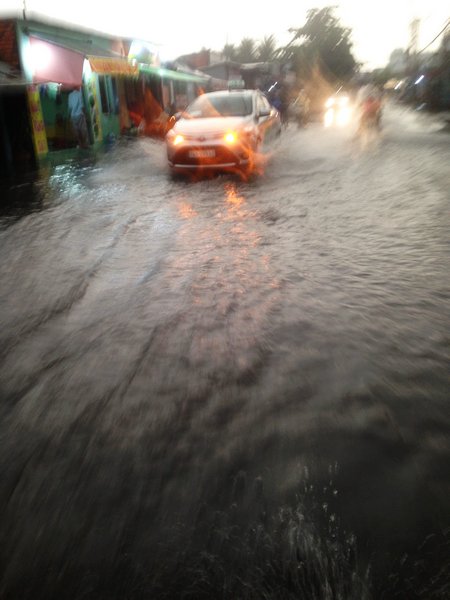 Nước mưa ngập lênh láng đường Mậu Thân trong trận mưa như trút