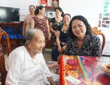 Mẹ Việt Nam anh hùng Lương Thị Định (85 tuổi, xã Đông Thạnh- TX Bình Minh) cười móm mém khi được Phó Chủ tịch nước- Đặng Thị Ngọc Thịnh đến thăm.